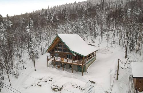 Saint-Philemon Ski Chalet | Arborum North Forest | Logs, spa, ski, pool table and slope views