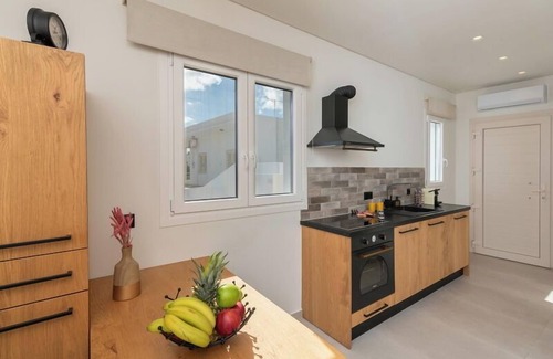 Adamas Apartment | Aristotle Suites