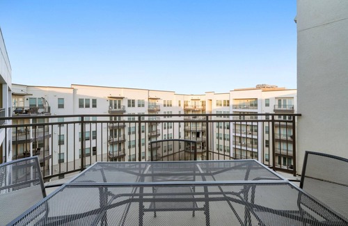 Central Arlington Apartment | Arlington Inspired 2BD 2BA Deluxe Apartment