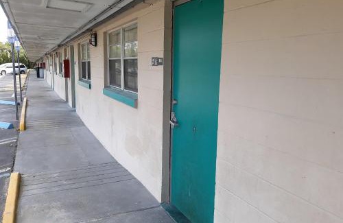 Edgewood Hotel | Arrow Motel by OYO Near Downtown