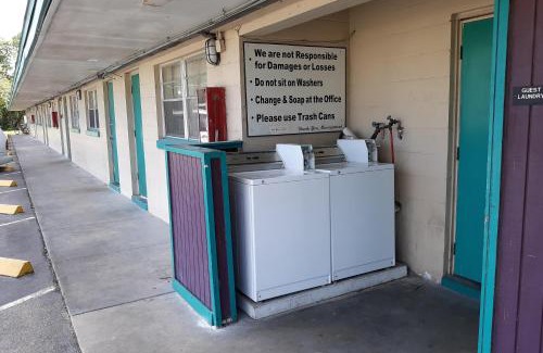 Edgewood Hotel | Arrow Motel by OYO Near Downtown