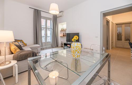 Magenta Apartment | Art Around In Monti House