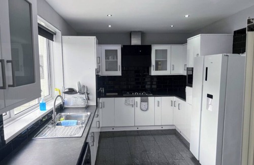 Weston-super-Mare House | Art Deco 5-bedroom house with WiFi in Weston-super-Mare Close to Beach & Town