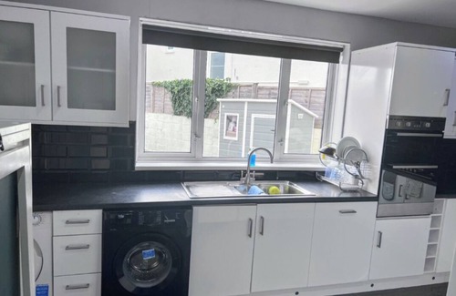 Weston-super-Mare House | Art Deco 5-bedroom house with WiFi in Weston-super-Mare Close to Beach & Town