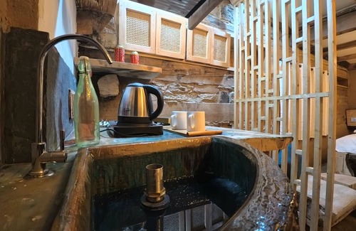 Manali Villa | ART Naggar-Winter Bliss suite ft. Hottub&Fireplace
