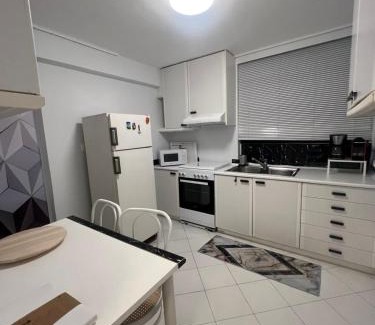 Vouliagmeni Apartment | Artistic & cozy ! Just 5' to seaside