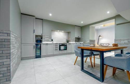 Bristol Apartment | Artistic flat w/hot tub & family comforts