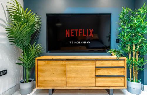 Bristol Apartment | Artistic flat w/hot tub & family comforts