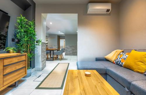 Bristol Apartment | Artistic flat w/hot tub & family comforts