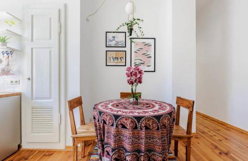 Praga Apartment | Artistic Nest near Port PRAGA by VAYA STAYS