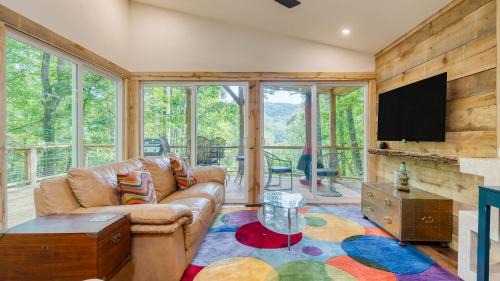 Fairview House | Artist’s Palette by AvantStay Colorful Retreat