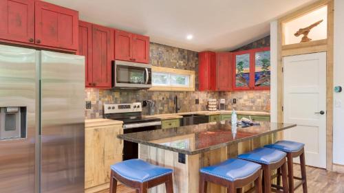 Fairview House | Artist’s Palette by AvantStay Colorful Retreat