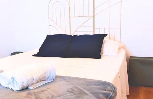 Roanne Apartment | ArtKlein * T1 tout confort - Fibre -Halles Diderot