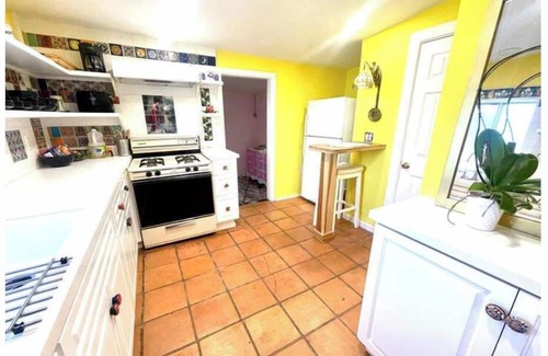 Burbank House | Artsy Cottage w Private Garden by Park/shop/Restr/Airport 30+ Day Stay Special