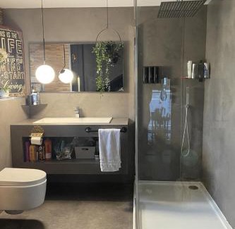 Caterham House | Artsy Retreat - Sleeps 6 Free Parking & Balcony