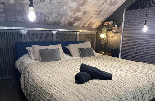 Caterham House | Artsy Retreat - Sleeps 6 Free Parking & Balcony