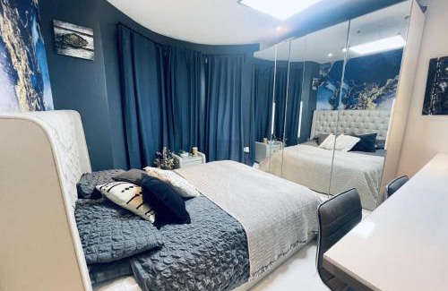 Caterham House | Artsy Retreat - Sleeps 6 Free Parking & Balcony