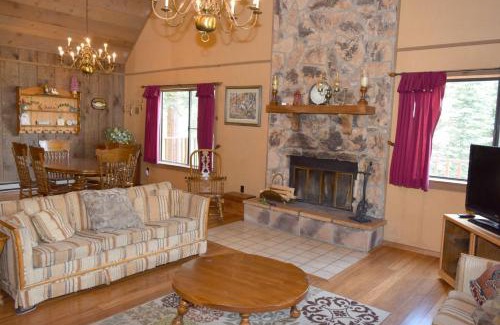 Red River House | Artz Valley Cabin - WiFi - Satellite - Washer - Dryer - Wrap Around Deck - Wood Burning Fireplace - Secluded Setting