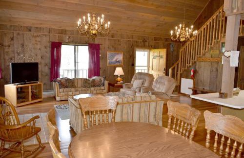 Red River House | Artz Valley Cabin - WiFi - Satellite - Washer - Dryer - Wrap Around Deck - Wood Burning Fireplace - Secluded Setting