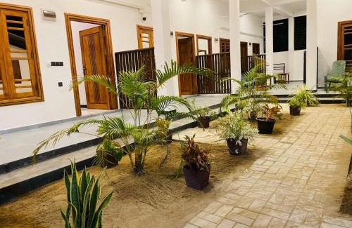 Pottuvil Division 2 Hotel | Arugambay Alice Rest
