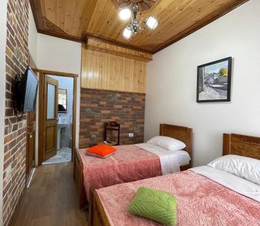 Erseke Hotel | As e vogël, As e madhe
