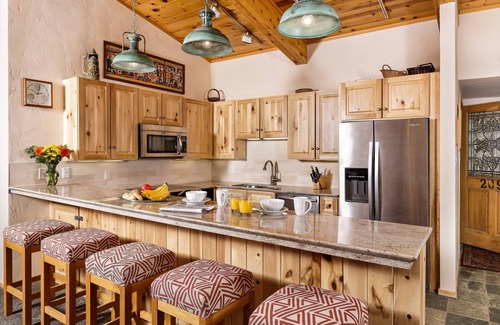 Aspen Condo | Aspen Alps Spacious 3 Bedroom Apartments - Full Kitchen, Free Wifi & Parking