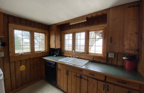Tawas City Cottage | (Aspen Cabin) Charming 3 Bedroom Cottage on the Lake - Waterfront - Pets OK