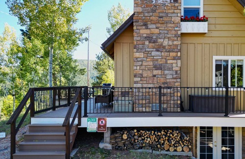 Rainbow Valley House | Aspen Ridge Mountain Getaway with Breathtaking Views, Wi-Fi