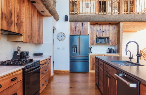 Lakeside House | Assn Beach Across The Street, Hot Tub, Guest House