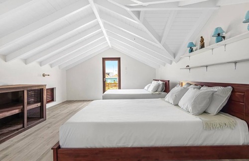 Jan Thiel Villa | "Asterias" 5 Bdrm Villa w/ private Pool and loft!