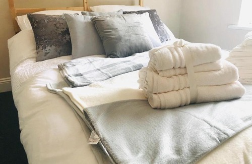 Maidenhead Apartment | Aston Henry James Courtlands Cosy apartment close to Maidenhead train station