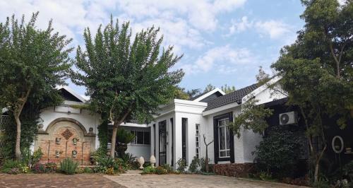 Pretoria House | At 98 on Lynburn Guest House