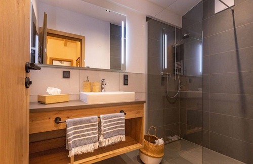 Bruck an der Grossglocknerstrasse Apartment | Lovely apartment for 4 people with WIFI, TV, balcony, pets allowed and parking
