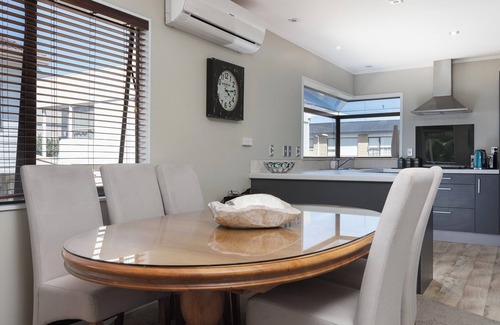 Mount Maunganui Cottage | At The Bay - Mt Maunganui Holiday Home