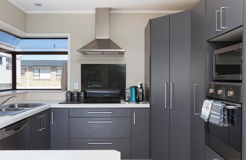 Mount Maunganui Cottage | At The Bay - Mt Maunganui Holiday Home