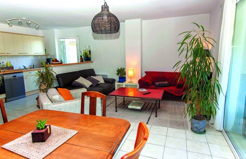 Saint-Pee-sur-Nivelle Apartment | At the forefront of Lake St-Pée-sur-Nivelle: feet in the water!