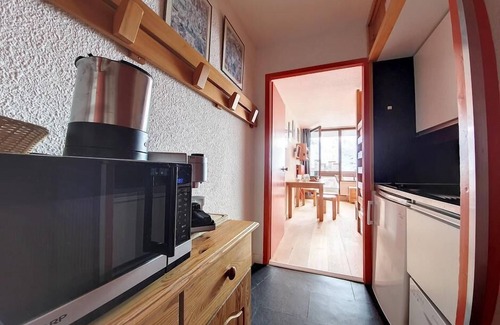 Les Menuires Apartment | At the foot of shops, 5th floor, view ski slopes, balcony, tv, ski locker, 24m², Les Menuires