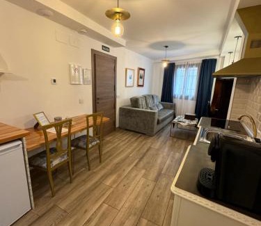 Old Town House | ATENEO CUENCA Suites con cocina en el casco histórico