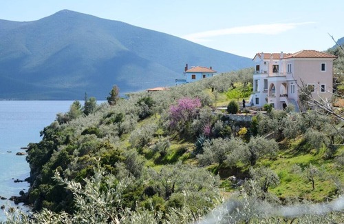 Pella Region Apartment | Athena Charming apt with stunning view!