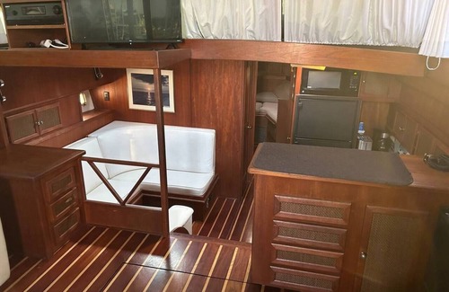 Ono Island Boat Rental | Athena - Viking Motor yacht at the Dock