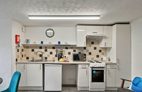 Roundham Apartment | Atherfield Apartments No. 4 - Lawn Side