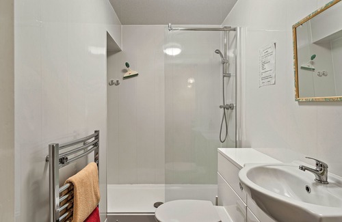 Roundham Apartment | Atherfield Apartments No. 4 - Lawn Side