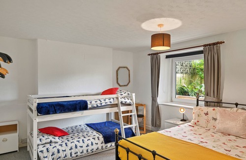 Roundham Apartment | Atherfield Apartments No. 4 - Lawn Side