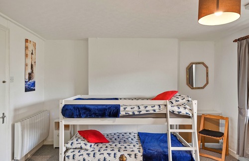 Roundham Apartment | Atherfield Apartments No. 4 - Lawn Side