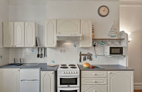 Roundham Apartment | Atherfield Apartments No. 7 - Sunny Side