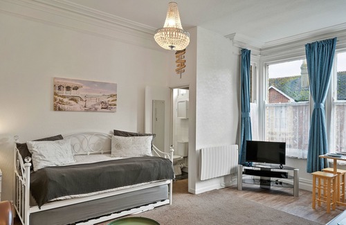 Roundham Apartment | Atherfield Apartments No. 7 - Sunny Side