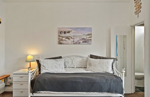 Roundham Apartment | Atherfield Apartments No. 7 - Sunny Side