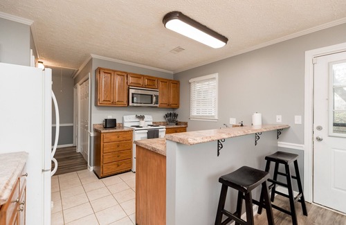 Warner Robins House | AtHome+1 Stay | Pet Friendly | Comfy Stay
