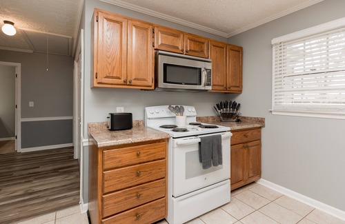 Warner Robins House | AtHome+1 Stay | Pet Friendly | Comfy Stay