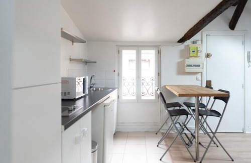 Saint-Mande Apartment | Attic apartment with exposed beams